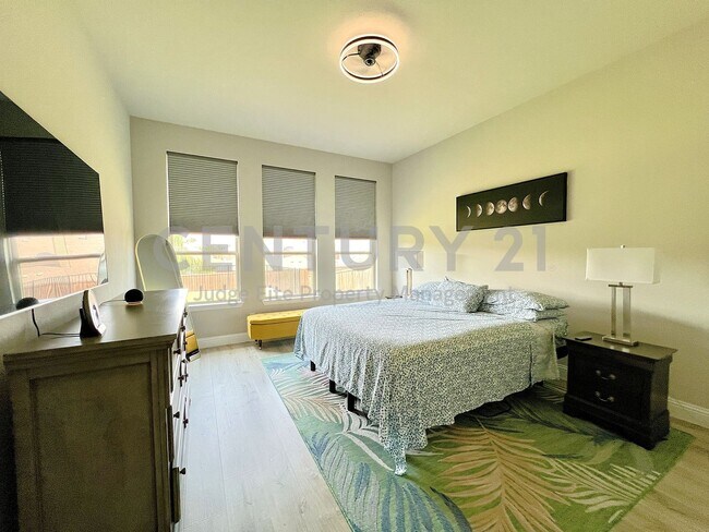 Building Photo - Immaculate 2-Story 5/3.5/2 in Desirable Ch...