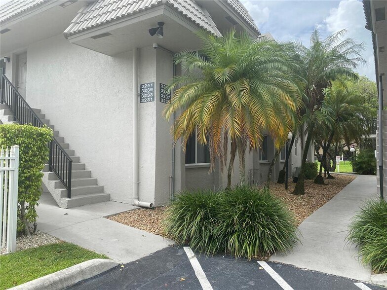 Building Photo - 3231 NW 102nd Ter