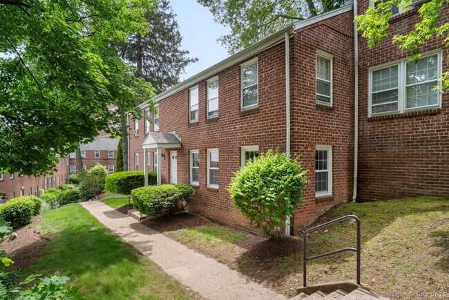 Building Photo - 10 Clarmore Dr