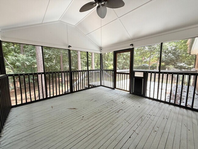 Building Photo - **OFFERING RENT PROMOTION FOR FIRST 6 MONT...