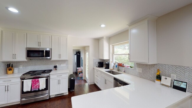 Building Photo - 1329 Mockingbird Ln