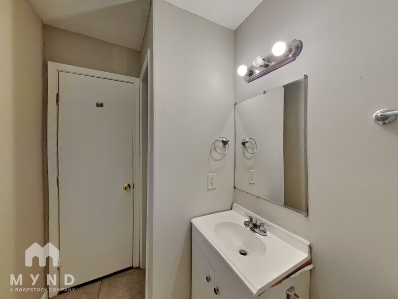 Building Photo - 593 Cedar Ave NW