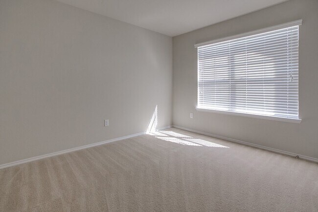Building Photo - 552 Crystal Springs Dr