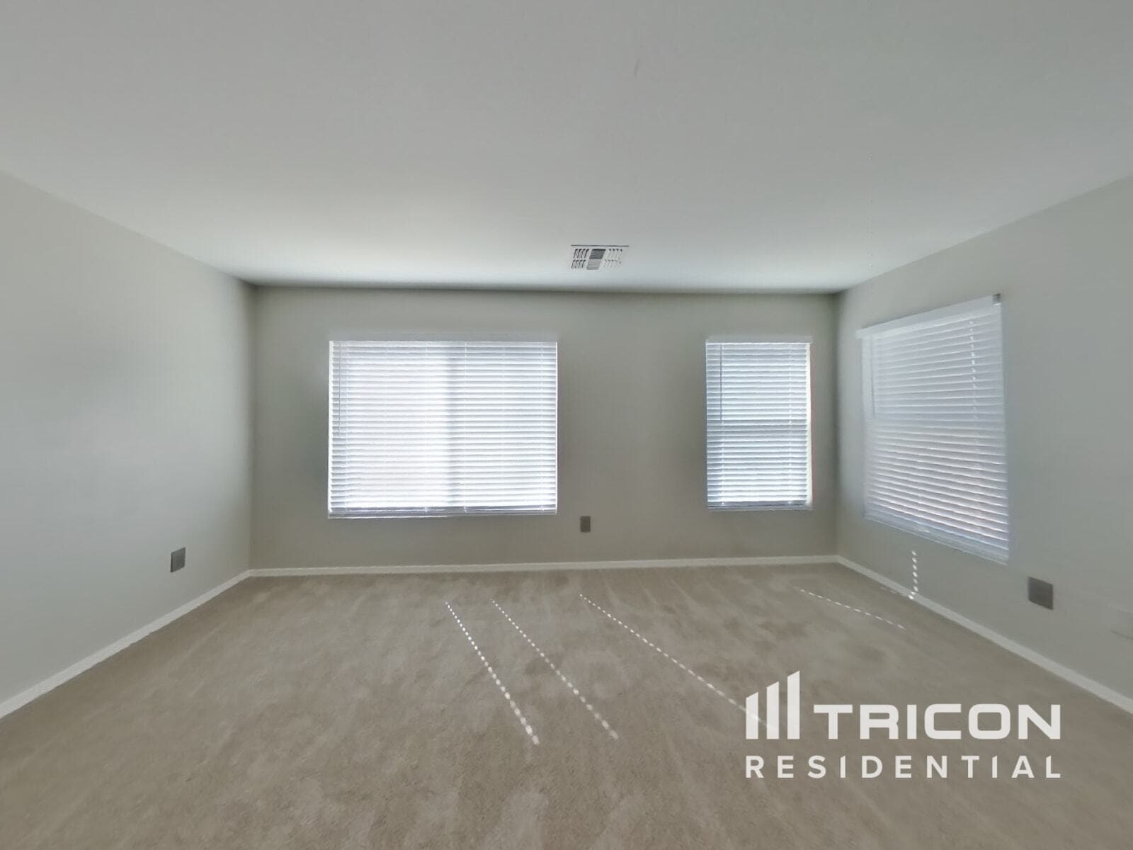Building Photo - 1149 E Lakeview Dr