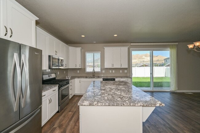 Building Photo - Beautiful Spacious Home in Bluffdale!