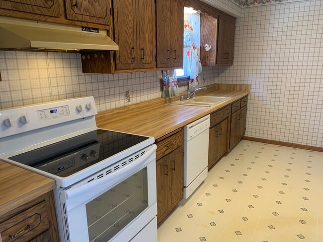 Kitchen - 7936 Daniel Ct