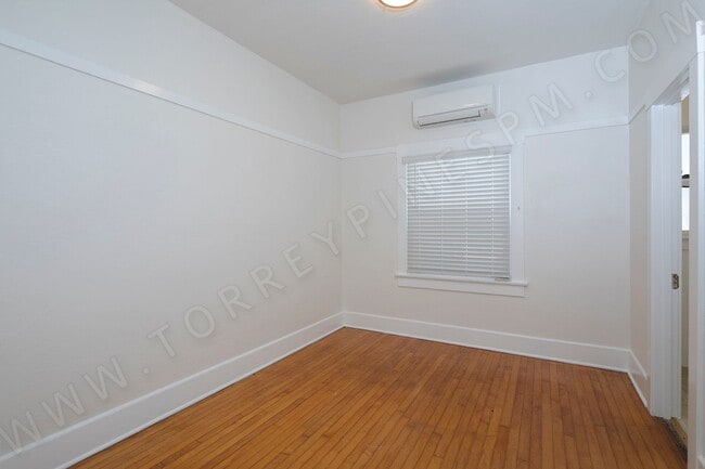 Building Photo - *MOVE-IN SPECIAL*  1 BR with AC in Bankers Hill with Onsite Laundry
