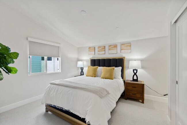 Building Photo - Carlsbad Townhome - 2 Blocks to the beach