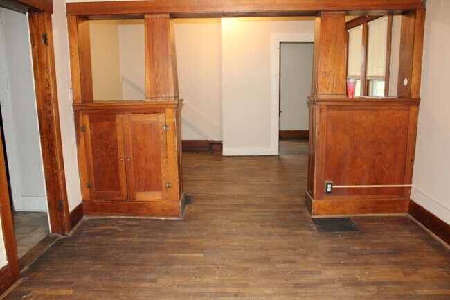 Building Photo - House for rent! 2 kitchens 3 Baths! Close ...