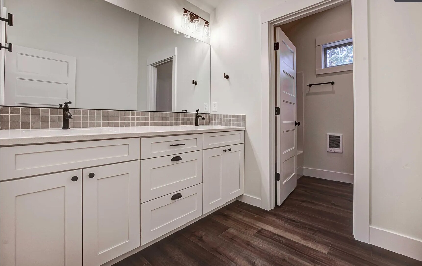 Upstairs Bath - 1020 N Bluebird St