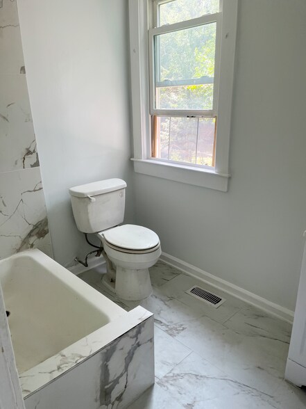 Building Photo - 251 Maple Ave