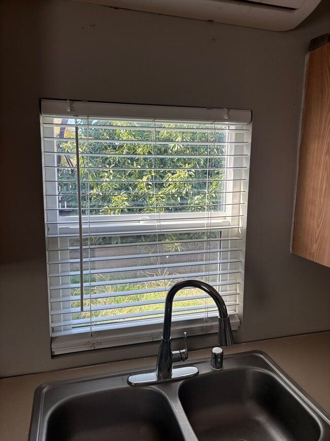 Building Photo - 1042 5th St