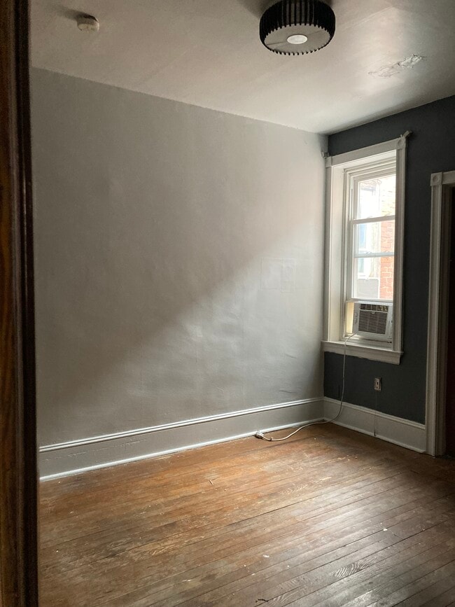 Middle Bedroom - 1533 Overington St