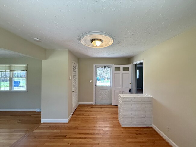 Building Photo - 831 Delmonte Dr NW