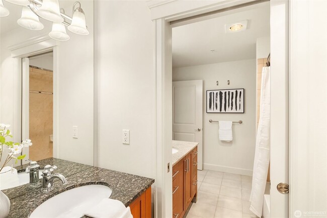 Building Photo - Quiet Magnolia condo within walking distan...