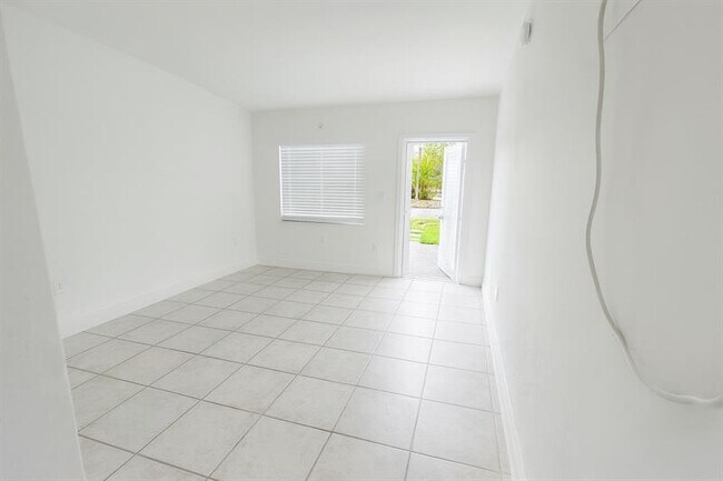 Primary Photo - 1100 NE 12th Ave
