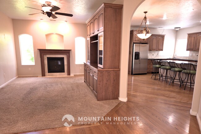 Building Photo - 744 Lazy Oak Way