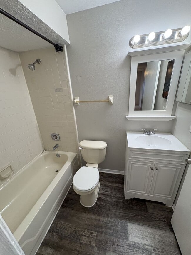 Building Photo - 1st floor 2 bedroom 2 bathroom