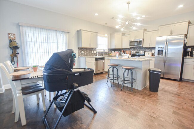 Building Photo - Pet Friendly Three Bedroom with Bonus in Rossview!