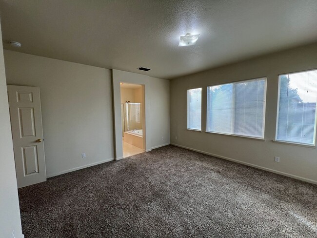 Building Photo - Large Two Story Crossroads Home!