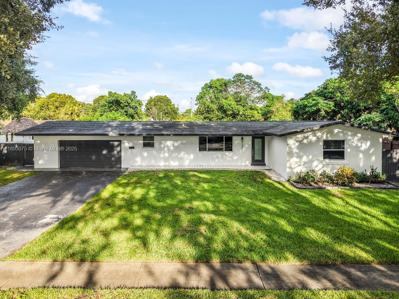 Building Photo - 740 Beachwood Ln