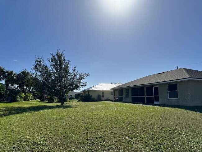 Building Photo - 3927 SW 16th Pl