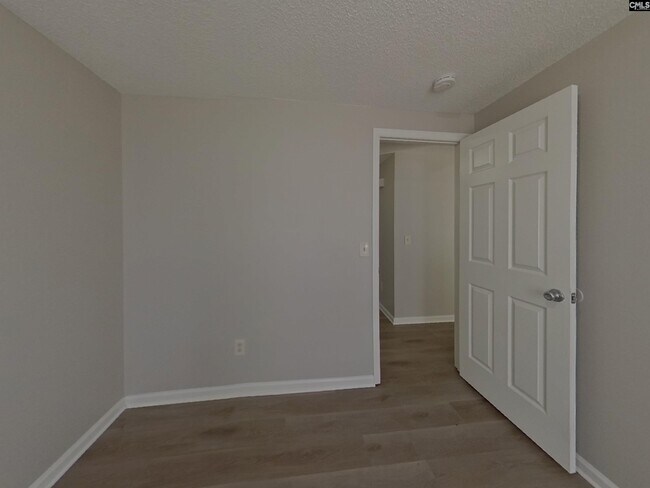 Building Photo - 201 Raintree Dr