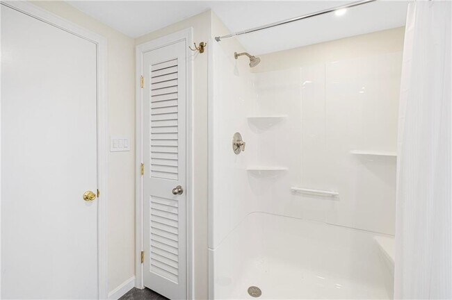 Building Photo - 8 Pine Ln