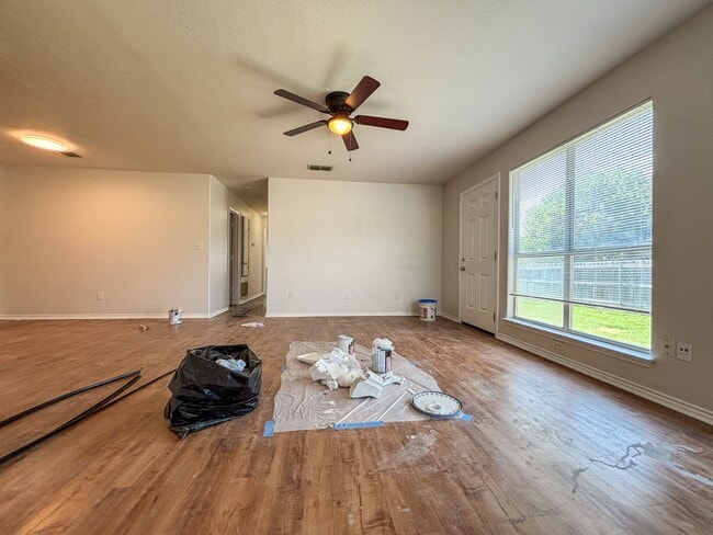 Building Photo - 105 Long Ln