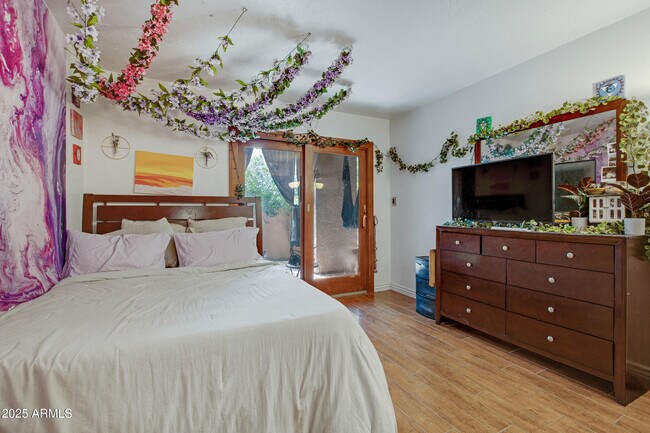 Building Photo - 540 N May