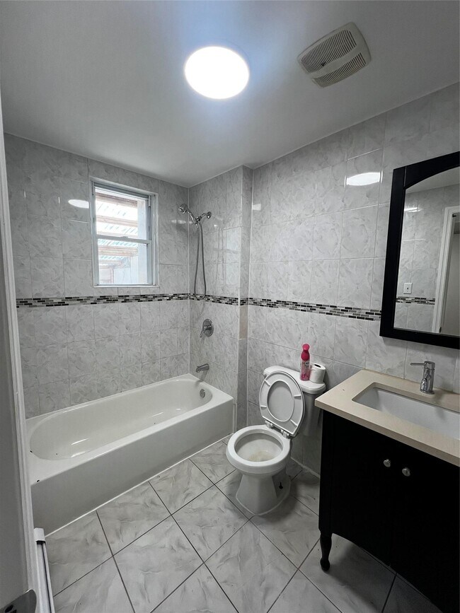 Building Photo - 516 E 142nd St