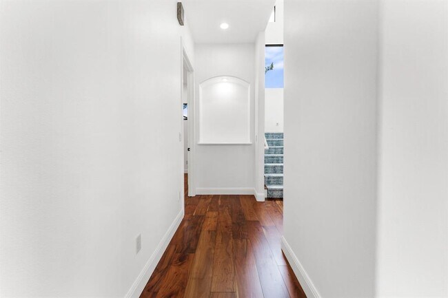 Building Photo - 2633 Collingwood Dr