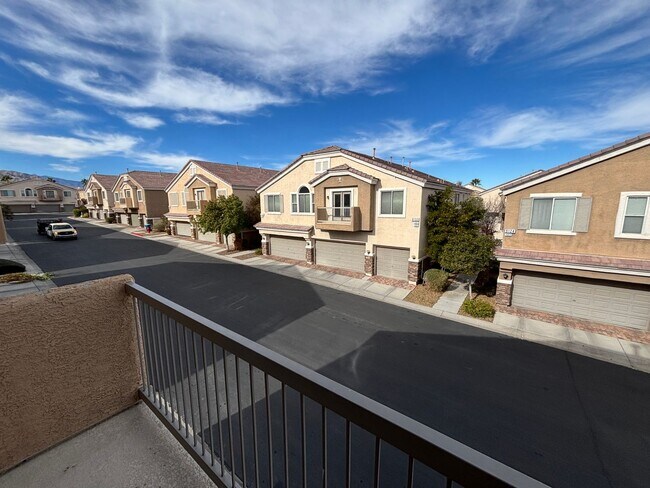 Building Photo - Gorgeous 2Bed/2Bath/1CarGarage TownHouse, located in the NW part of the valley