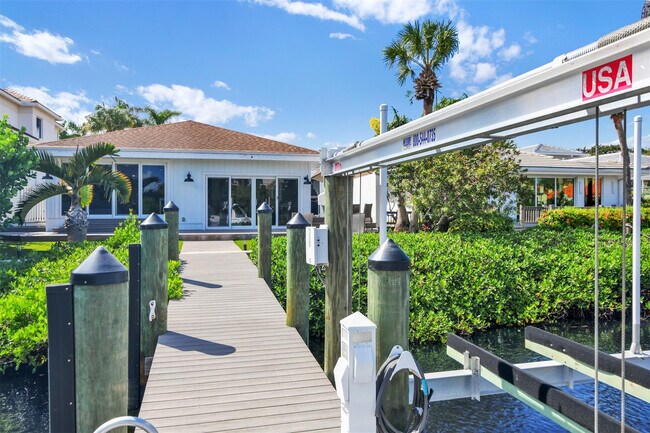 Building Photo - 17026 Bay St