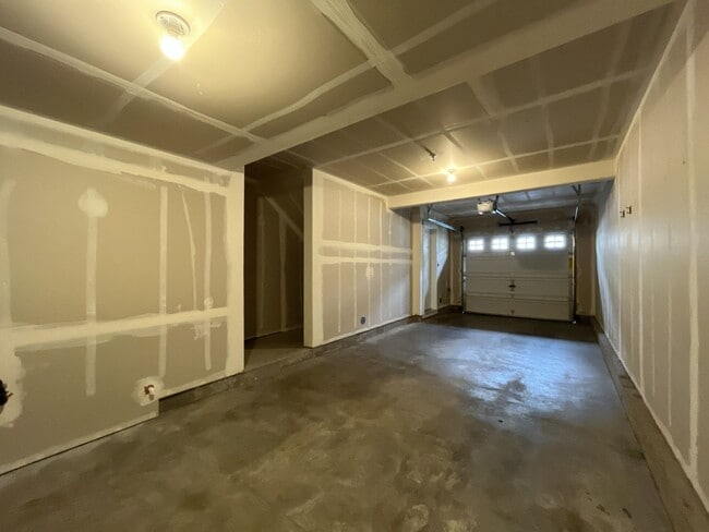 Building Photo - 2 Bedroom 2.5 Bathroom with 2 Tandem Car garage ~ Convenient Cedar Mill Location Near St. Vincent...