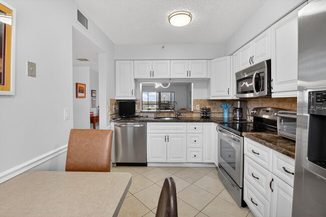 Building Photo - 6866 Huntington Ln
