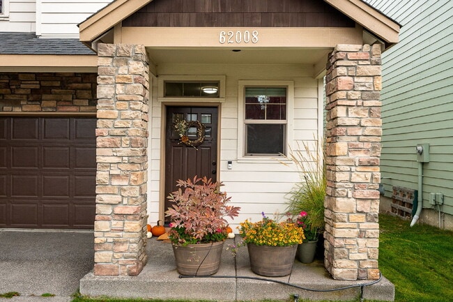 Building Photo - Spacious 4-bed Home with High Ceilings