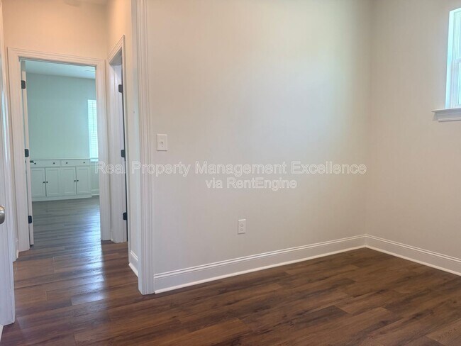 Building Photo - 16 Clear Creek Cir