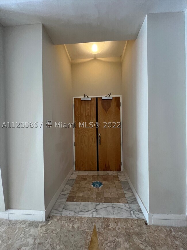 Building Photo - 5161 Collins Ave