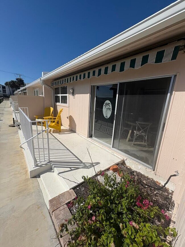 Building Photo - 907A Gibbs Rd