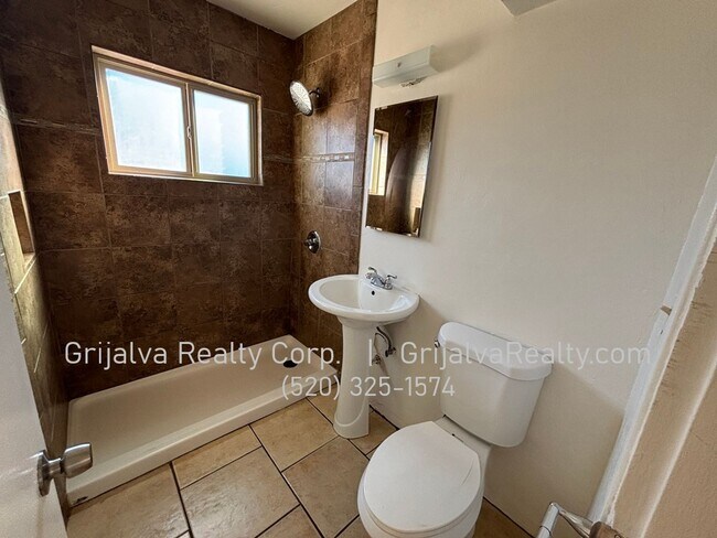 Building Photo - 4549 E Eastland St