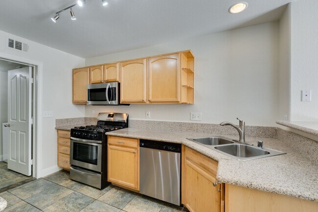 Building Photo - Modern 2 Bed, 2.5 Bath Henderson Townhome