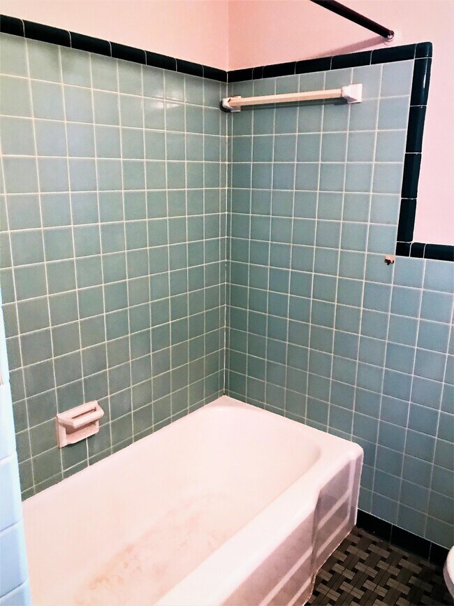 Building Photo - 1174 Rosedale Dr