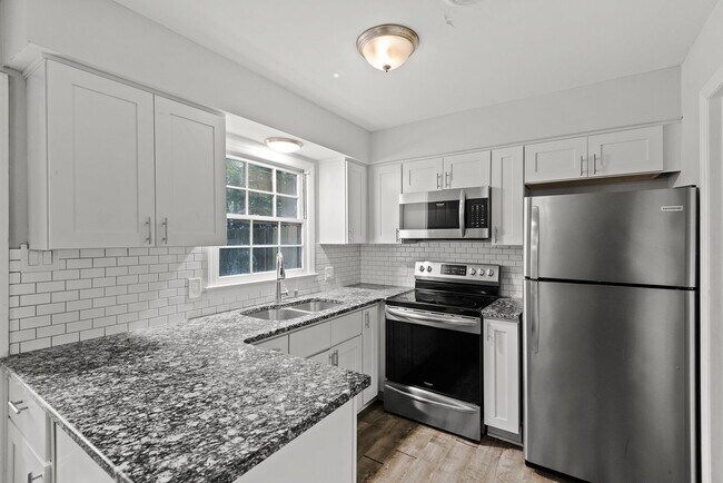 Building Photo - Raleigh 2bedroom 1.5 bathroom townhome- Available Now