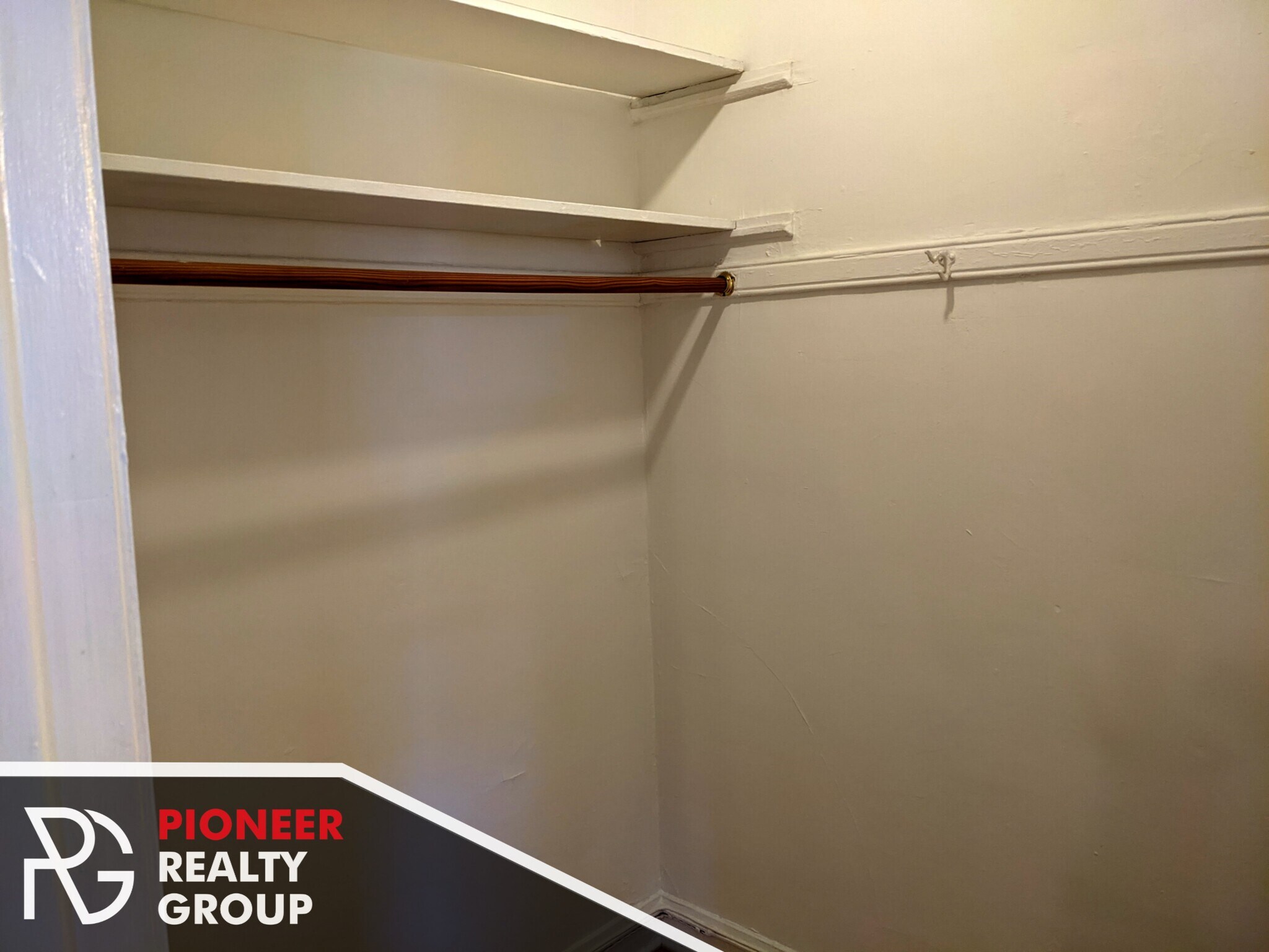 Building Photo - 546 W Wellington Ave