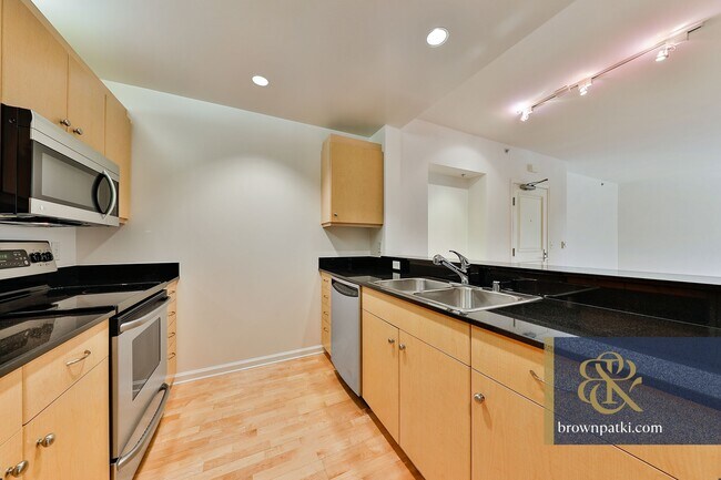 Building Photo - 140 S Van Ness Ave