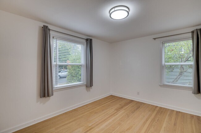 Building Photo - Charming 4 Bed, 2.5 Bath Brick Bungalow in...