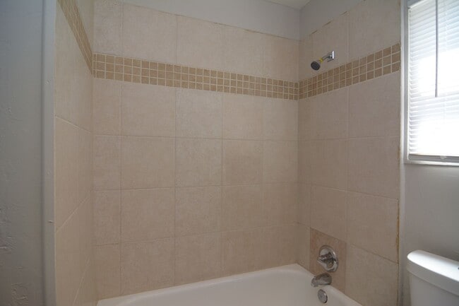 Building Photo - Freshly Updated 3 Bedroom 1 Bath Home! Cen...