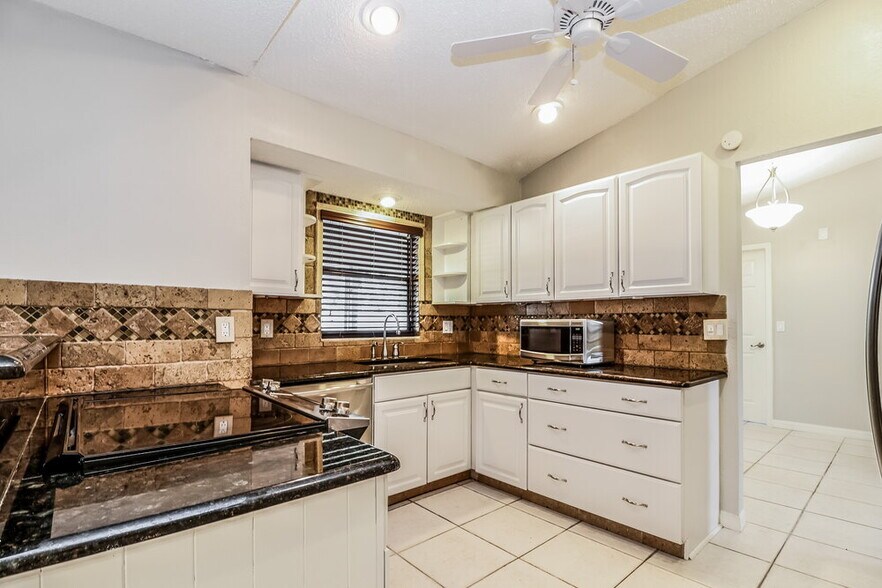 Building Photo - 5503 Bluejay Ln