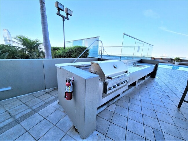 Building Photo - Sky-High Urban Living at 1100 Wilshire! St...